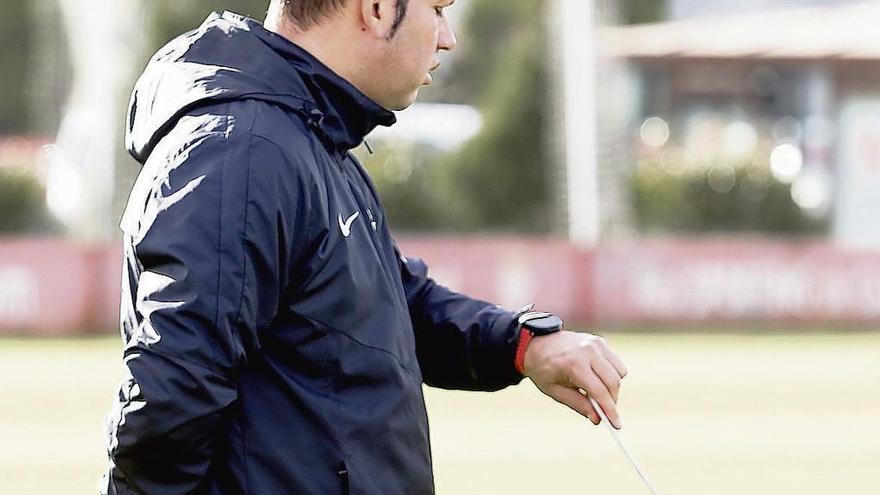 José Alberto consulta su reloj durante el entrenamiento del Sporting en Mareo.