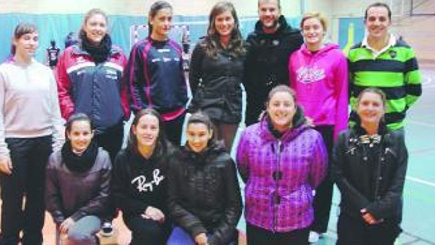 Los participantes en el curso de entrenador de voleibol en Cangas.