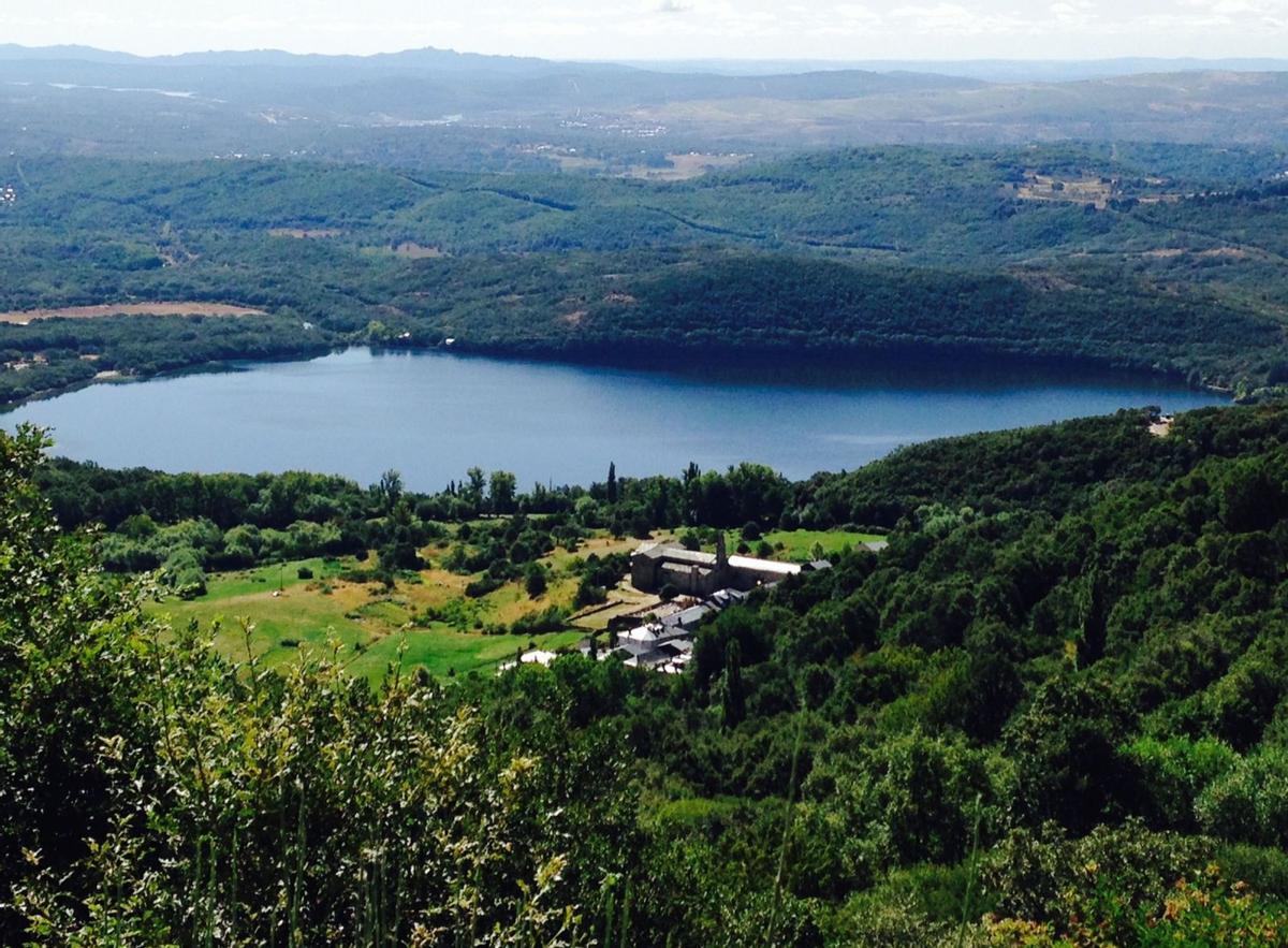 Miguel de Unamuno, autor de «San Manuel Bueno, Mártir», donde convierte el nombre original de Lucerna en Valverde de Lucerna, que sitúa bajo el Lago de Sanabria.