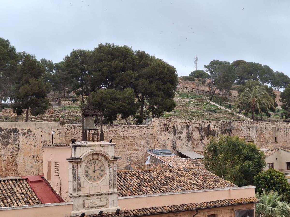 Las imágenes de un día histórico en Dénia: las campanas bajan del cielo