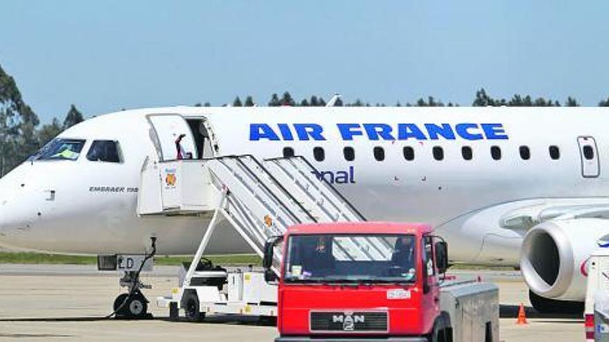 Un avión de Air France, en el aeropuerto de Asturias.