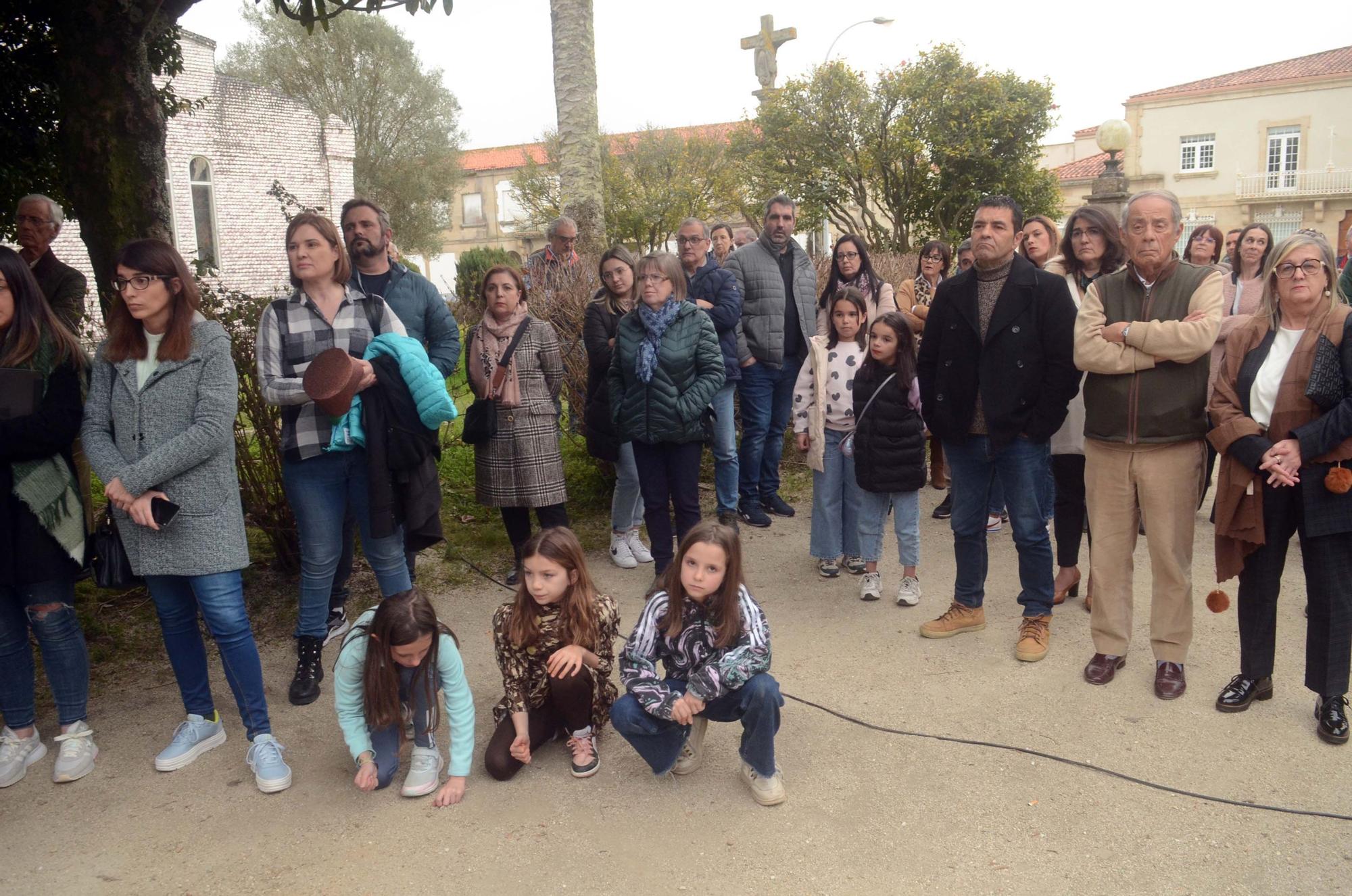 Así fue la inauguración de la escultura que recuerda al burro que descubrió las aguas termales de A Toxa.