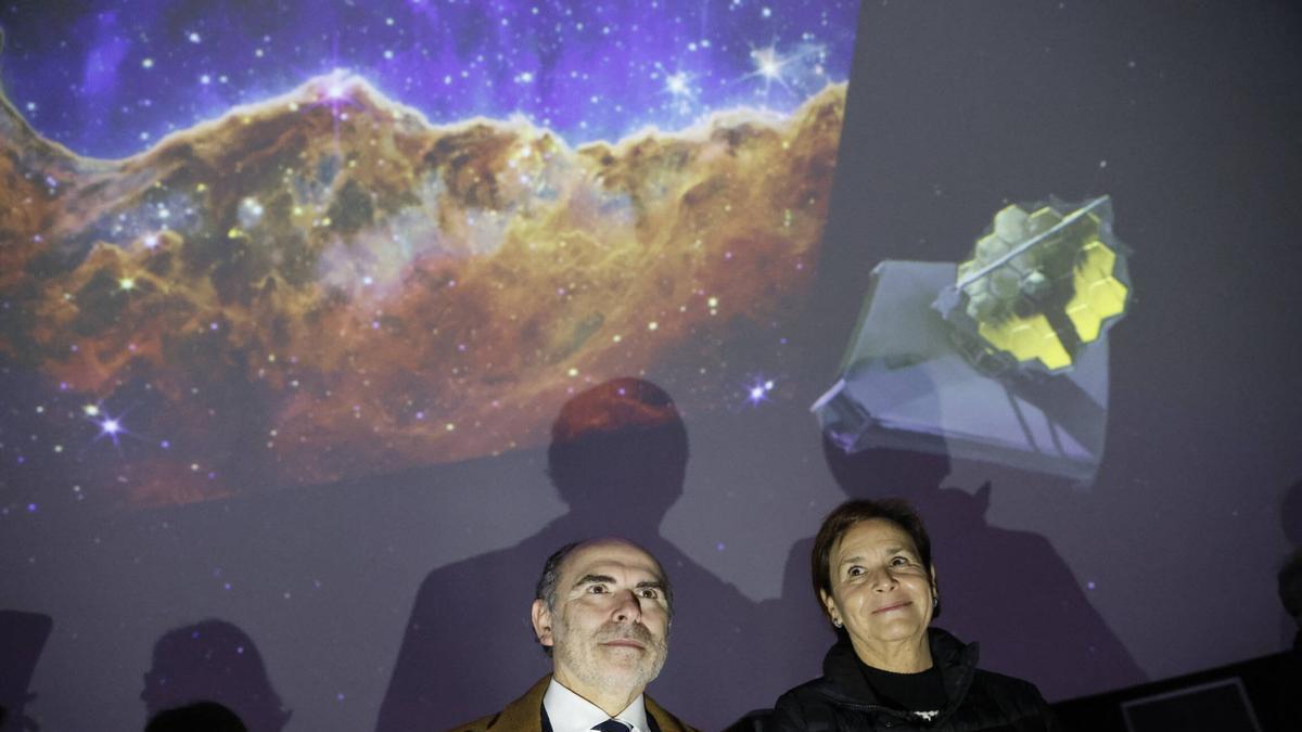 Ignacio Villaverde y Carmen Moriyón, en el Planetario de Marina Civil.