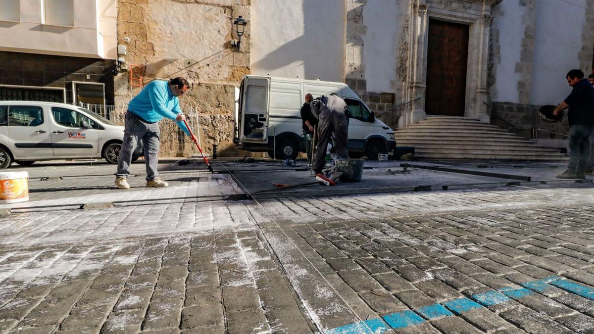 Obras en la Plaza Mayor de Banyeres y desvío del tráfico por uno de los laterales. | JUANI RUZ