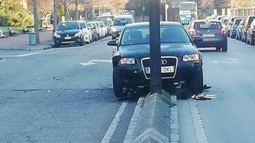 El coche de la mujer accidentada en la calle Julián Clavería.