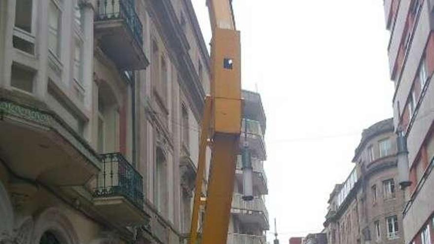 La grúa y la zona acotada por la realización de las obras. // PP