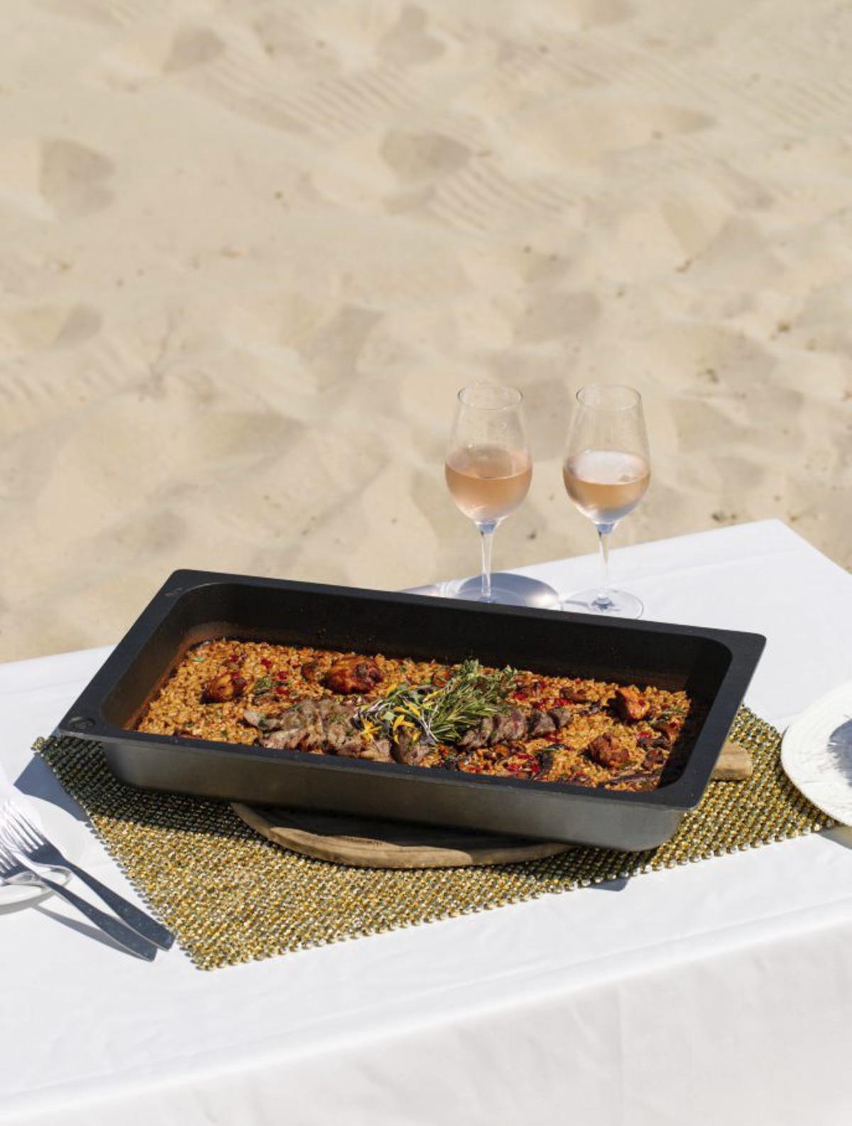 Gastronomía mediterránea y asiática. |  | TANIT BEACH