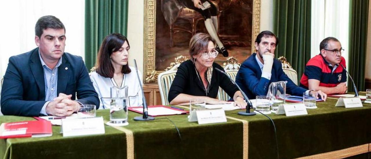 Por la izquierda, Fernando Díaz Arnaiz (UGT), Ana Braña, Carmen Moriyón, Pedro Luis Fernández (FADE) y Víctor Roza (CC OO), en la firma del pacto.