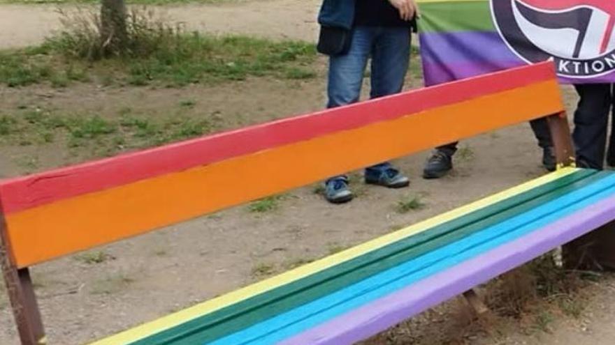 Vandalitzen amb pintades LGTBI-fòbiques un banc del parc Jordi Vilamitjana de Girona