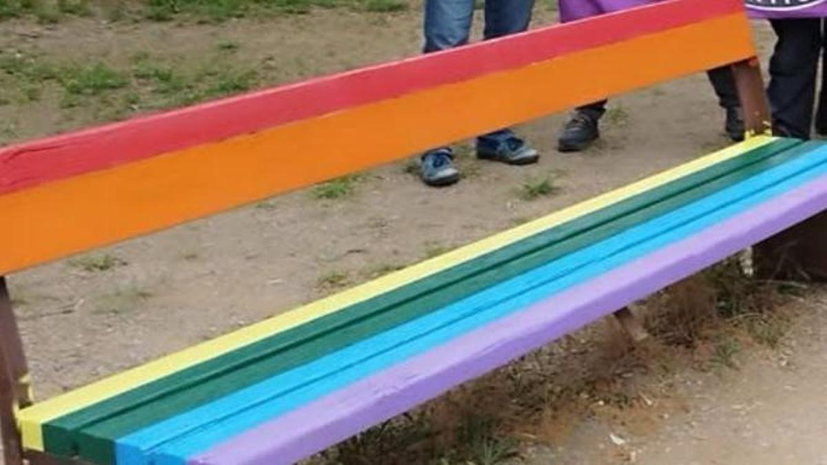 Un dels bancs del parc Jordi Vilamitjana pintats amb els colors de l’arc de Sant Martí, abans de ser vandalitzat.