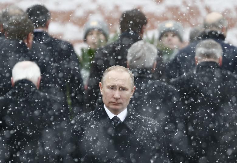 El president de Rússia, Vladímir Putin, assisteix a una cerimònia de col·locació de la corona per commemorar el Dia del Defeonsor de la Pàtria a la Tomba del Soldat Desconegut per la muralla del Kremlin al centre de Moscou, Rússia, el 23 de febrer.