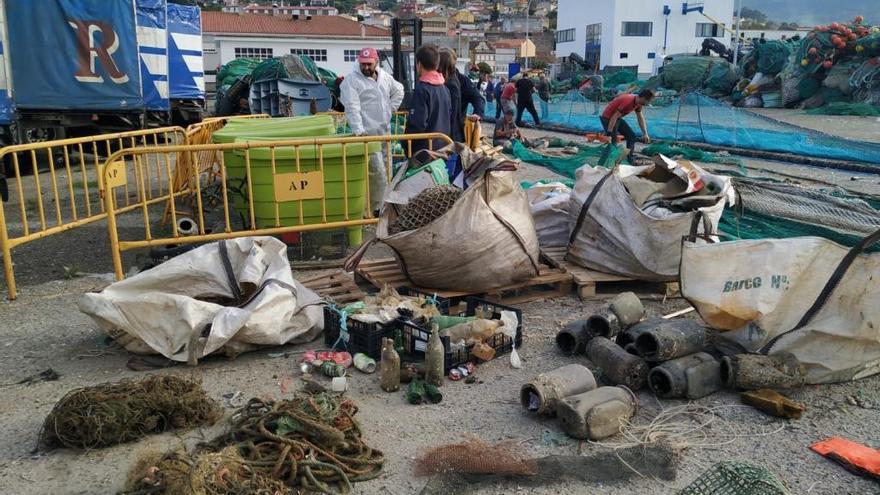 El Puerto de Marín retira 18.000 kilos de basura de la costa gallega