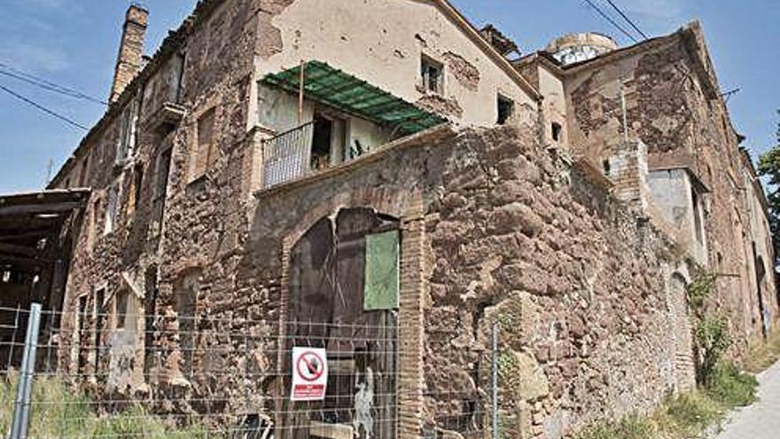 Vista exterior de l&#039;antiga fàbrica Vinyes, on van tenir lloc els fets