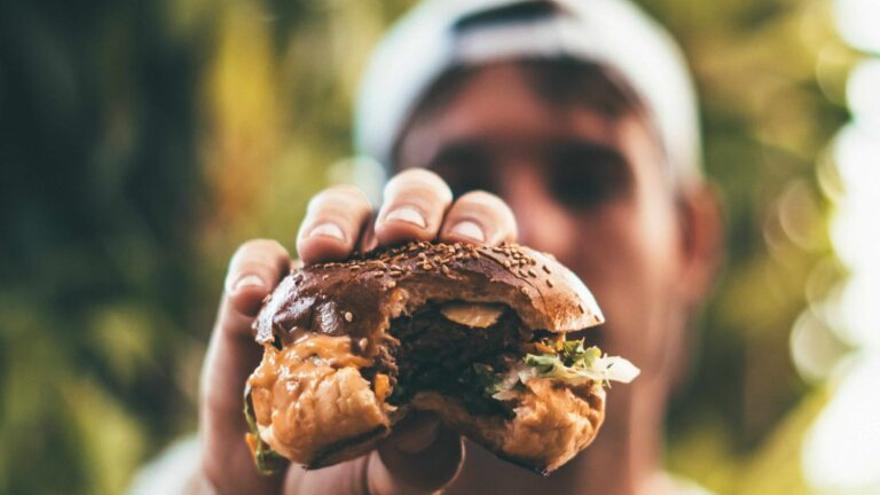 Un comensal denuncia haberse encontrado un dedo mientras se comía una hamburguesa