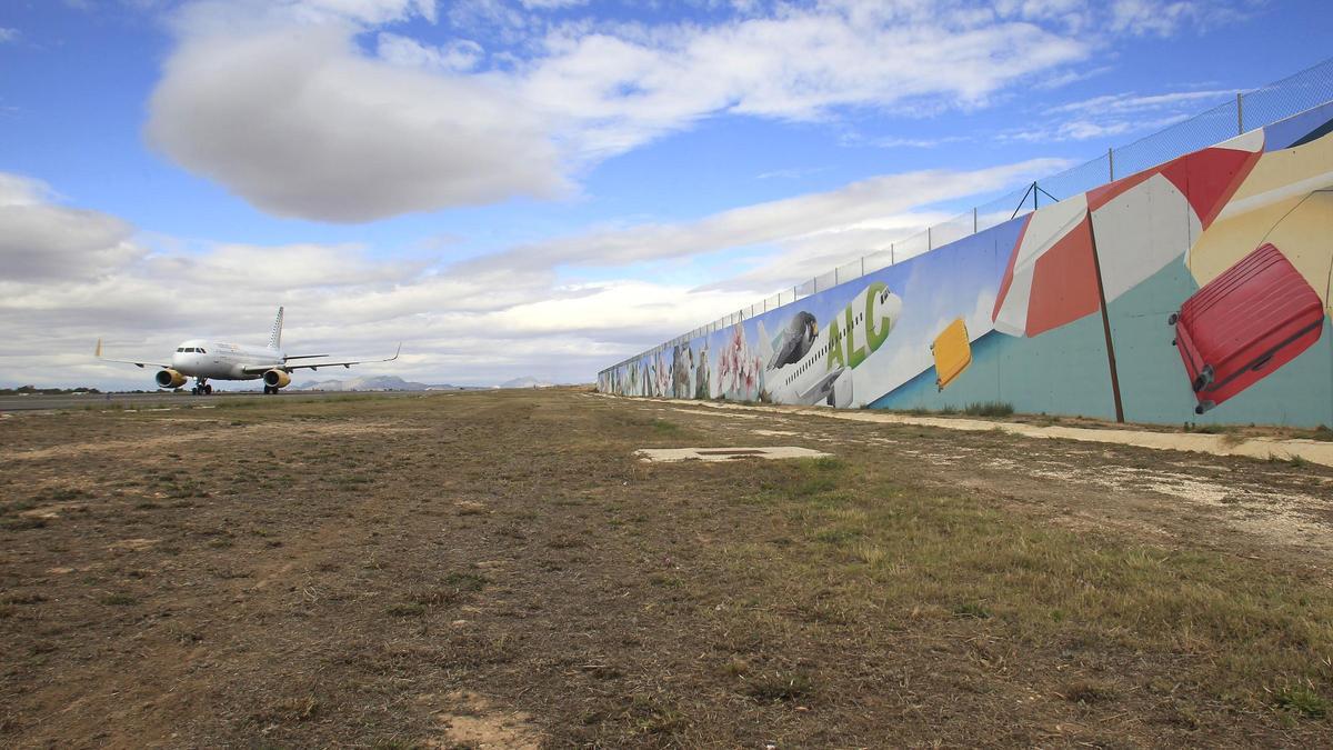 La pista de Alicante-Elche cuenta con el primer 'street art', de Aena.
