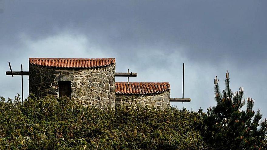 Molinos de viento, únicos en España, en Catoira. |   // IÑAKI ABELLA