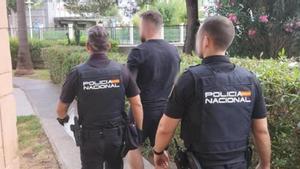 Agentes de la Policía Nacional conducen al narco fugitivo sueco tras su detención en Calvià.