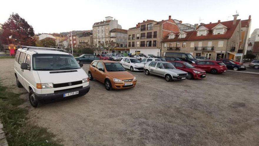 Zona de estacionamiento de Banda do Río. | // SANTOS ÁLVAREZ