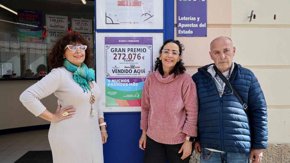 Los responsables de la admiistración, hoy, con el cartel del premio
