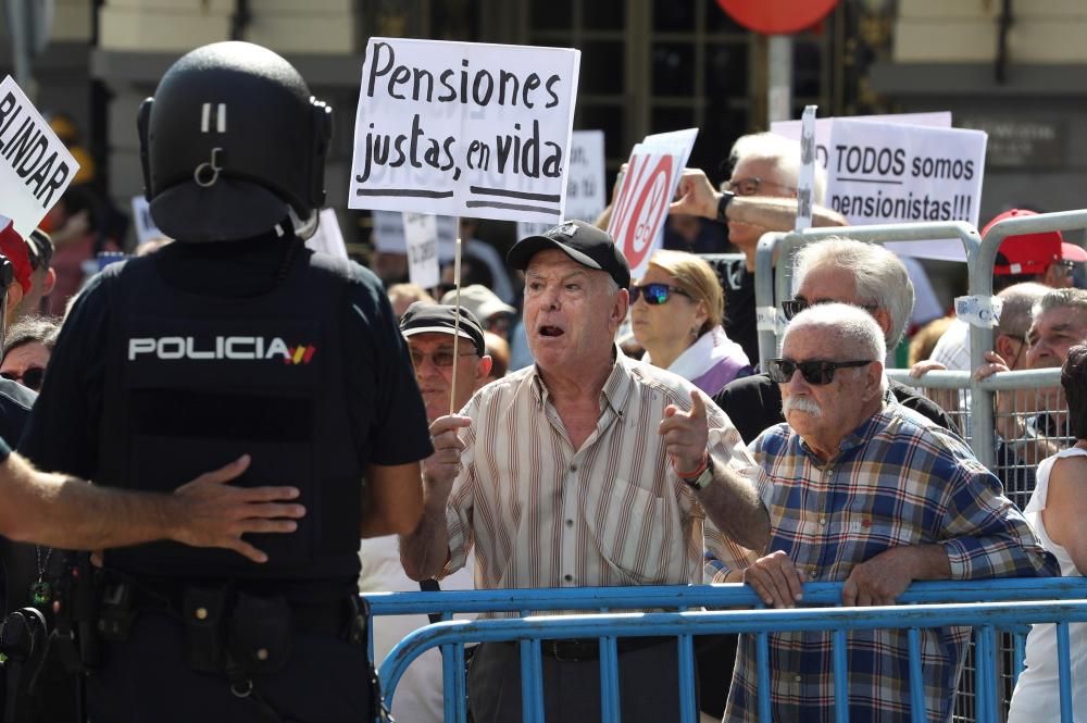 Protesta de los pensionistas delante del Congreso