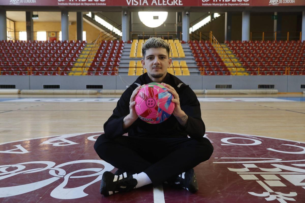 Jesús Usero, jugador del Córdoba Futsal B, sentado sobre la pista de Vista Alegre