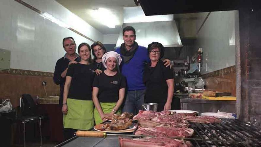 Sergio Fernández con las cocineras de Matellán.