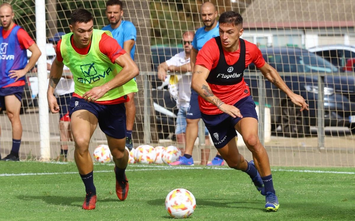 Carracedo, junto a Adrián Fuentes en un lance de la sesión de entrenamiento.