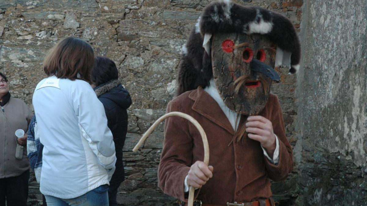 Un zamarrón de la mascarada de Villarino Tras la Sierra. | Ch. S.