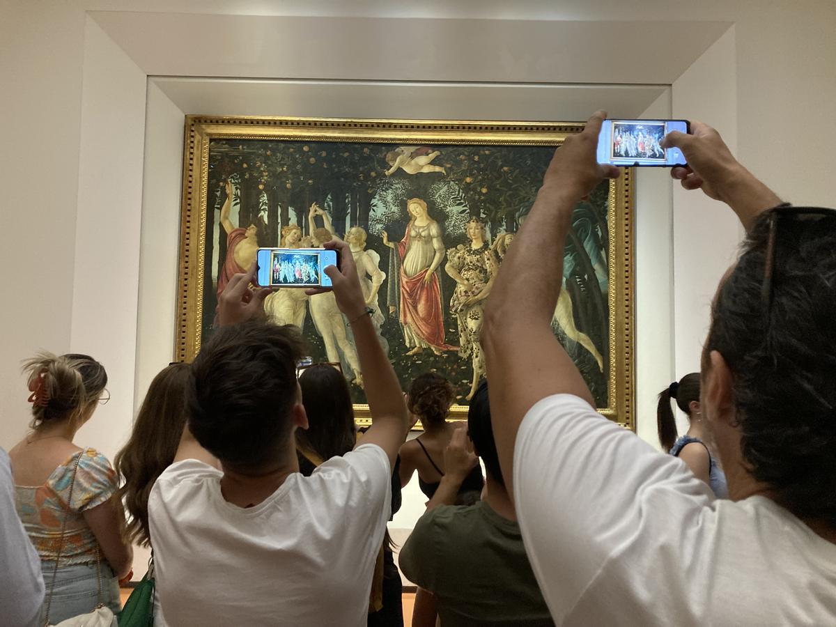 Fotografía tomada el 26 de agosto de 2022 de turistas en una de las salas de la galería Uffizi de Florencia. EFE / Juan Carlos Gomi