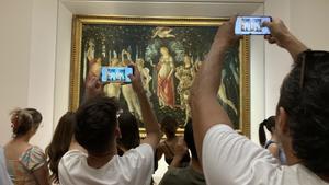 Fotografía tomada el 26 de agosto de 2022 de turistas en una de las salas de la galería Uffizi de Florencia. EFE / Juan Carlos Gomi