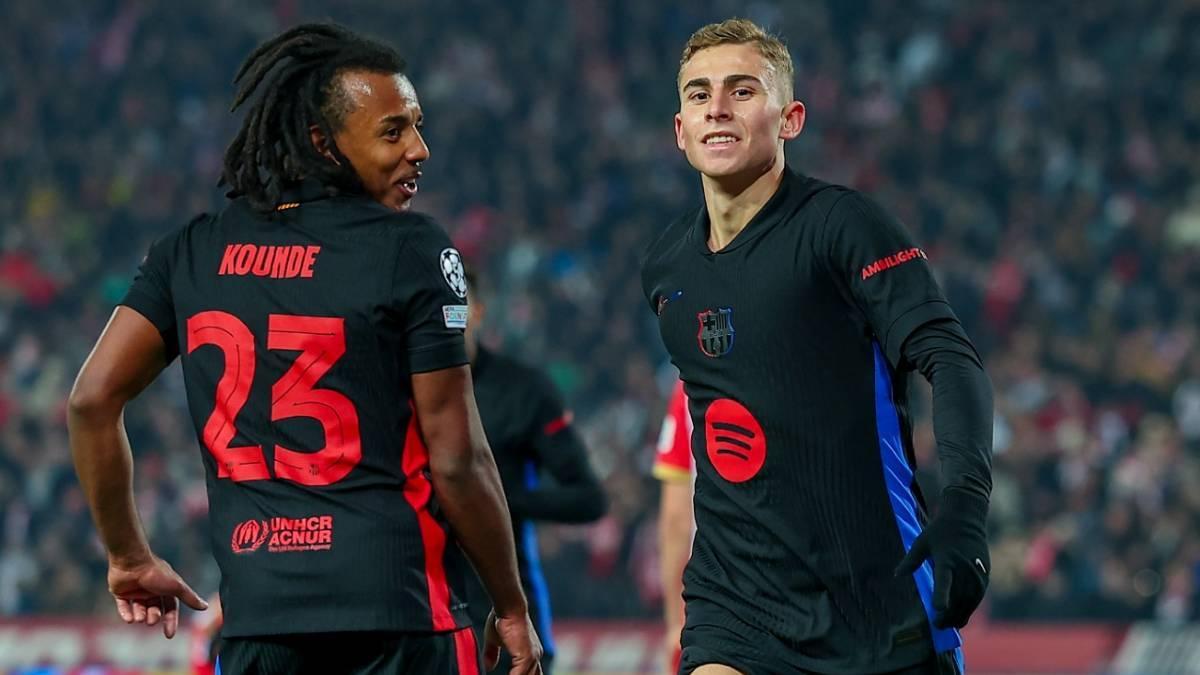 Koundé y Fermín celebran el gol del onubense