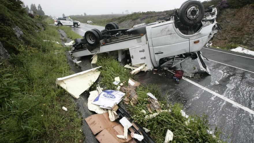 Imagen del furgón isotérmico accidentado hoy en Aciveiro, volcado en uno de los carriles del vial Cachafeiro-Lalín. // Bernabé / Cris M.V.