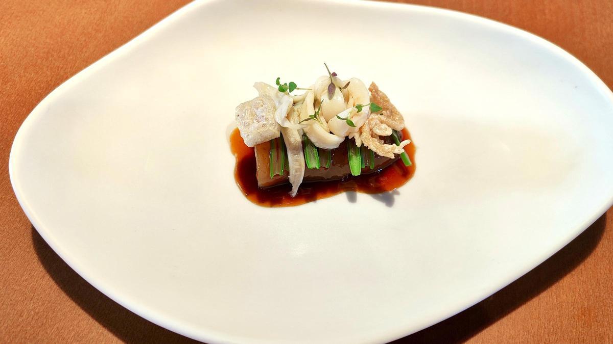 El rabo de cerdo con 'espardenya' y salsa de 'capipota' de L'Aliança.