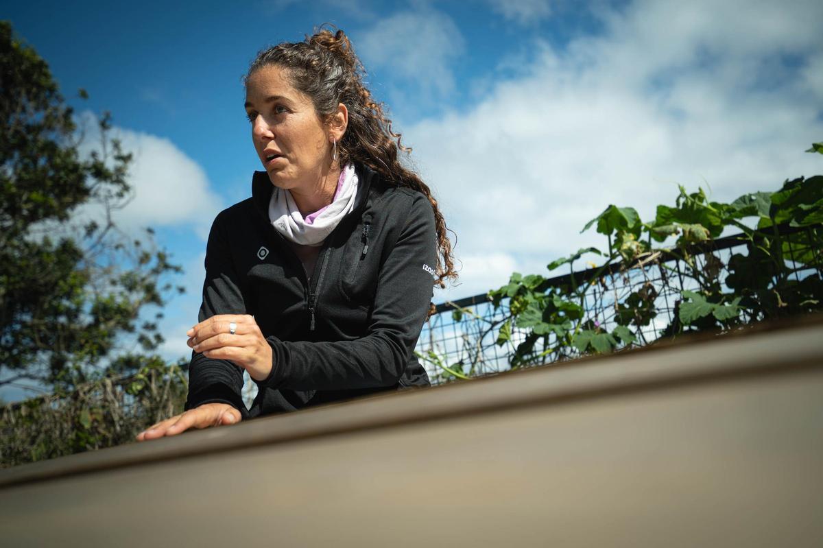 Natalia Díaz enseña su finca ecológica Ecoalpispa por el Día Mundial de las Abejas