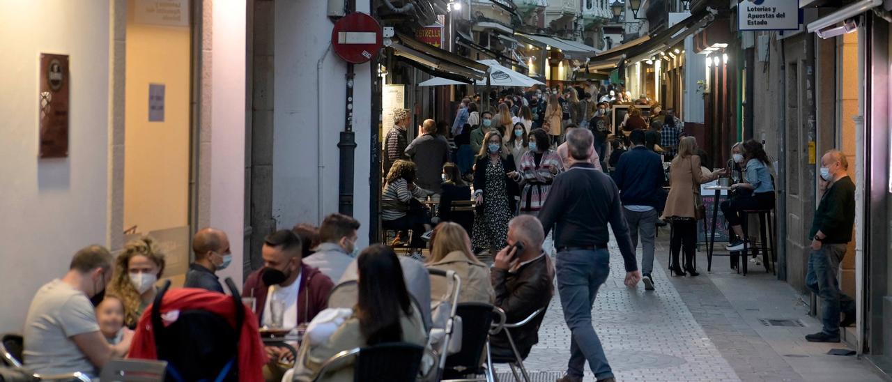 Terrazas de bares de A Coruña este sábado, día en que entraron en vigor nuevas medidas en la hostelería gallega.