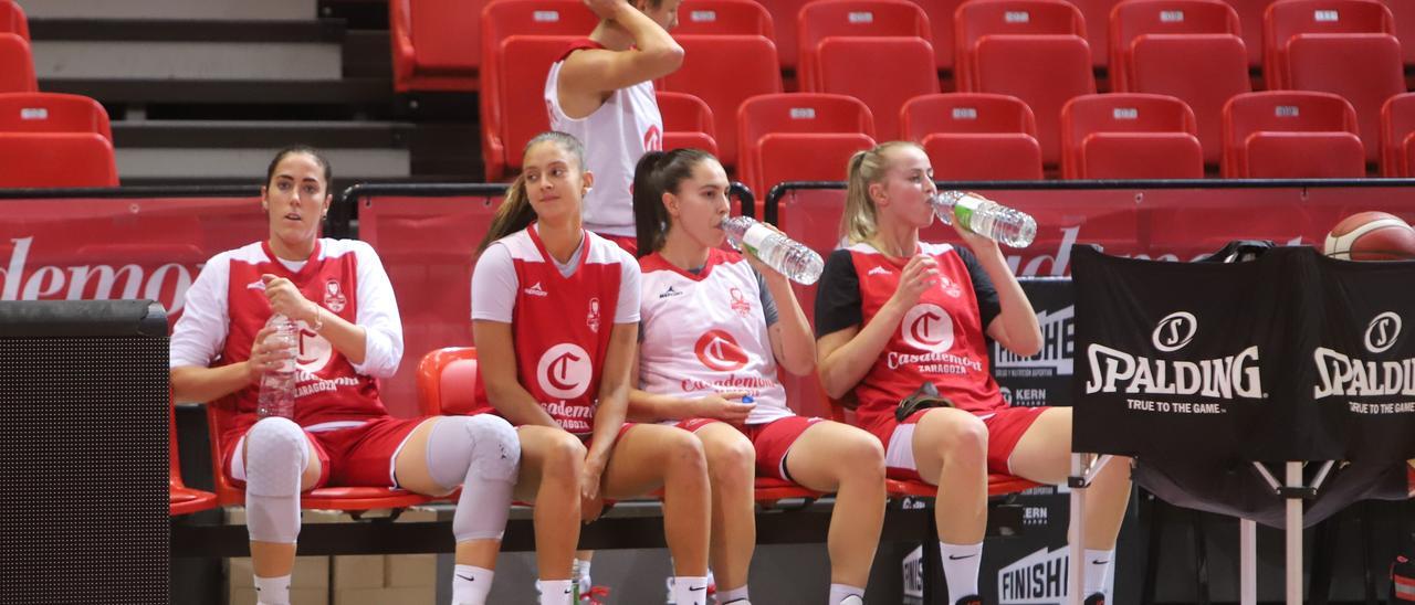 Las jugadoras del Casademont Zaragoza, durante el entrenamiento de este martes.