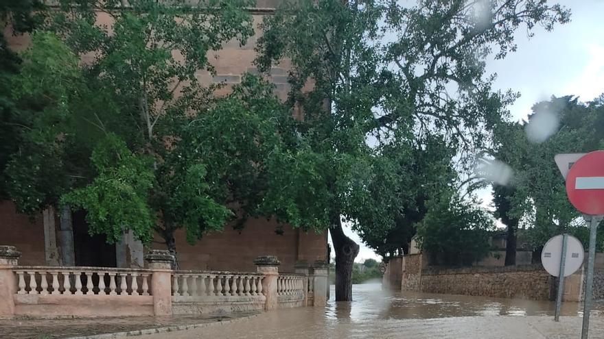 El tiempo en Mallorca: Una tromba de agua descarga 70 litros en Porreres y anega calles y carreteras