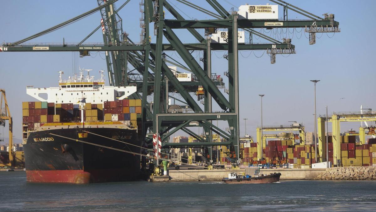La electrificación de los grandes buques y de las apiladoras ya se está implementado en Valenciaport de manera paulatina.