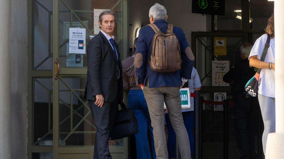 El director del Hospital de San Juan, Juan Antonio Marques, a su llegada al Palacio de Justicia de Alicante este miércoles.