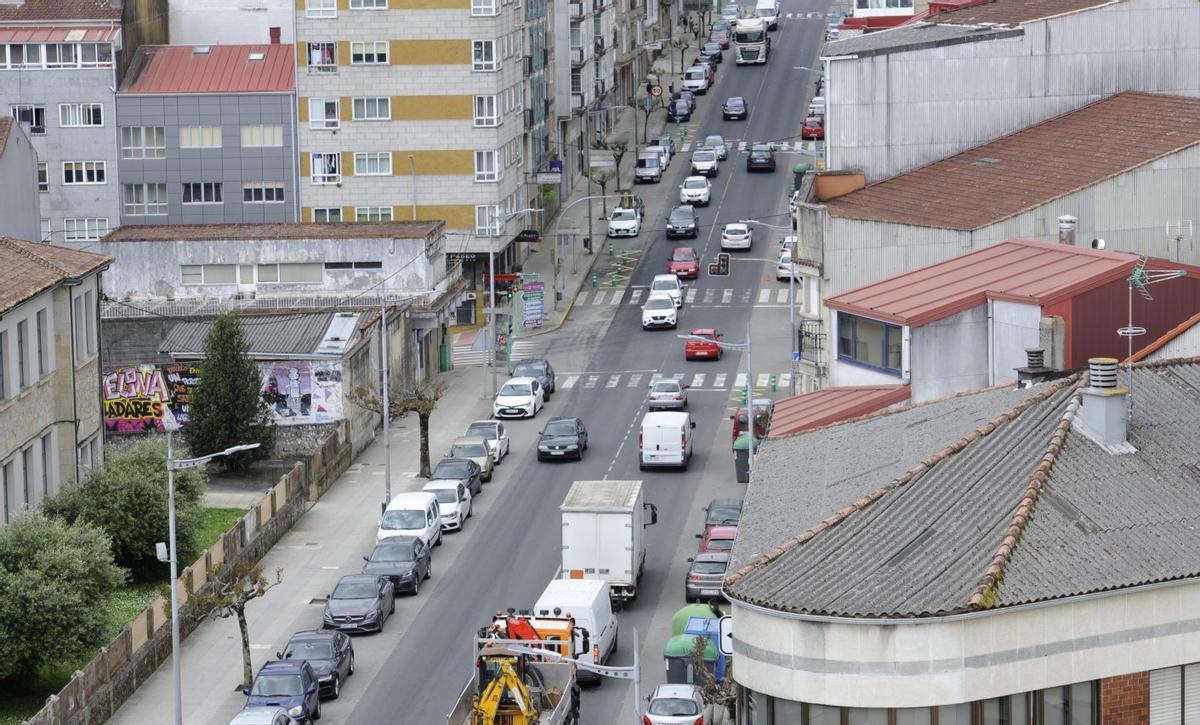 Tráfico por la calle Benito Vigo de A Estrada, el municipio de las comarcas con más vehículos.