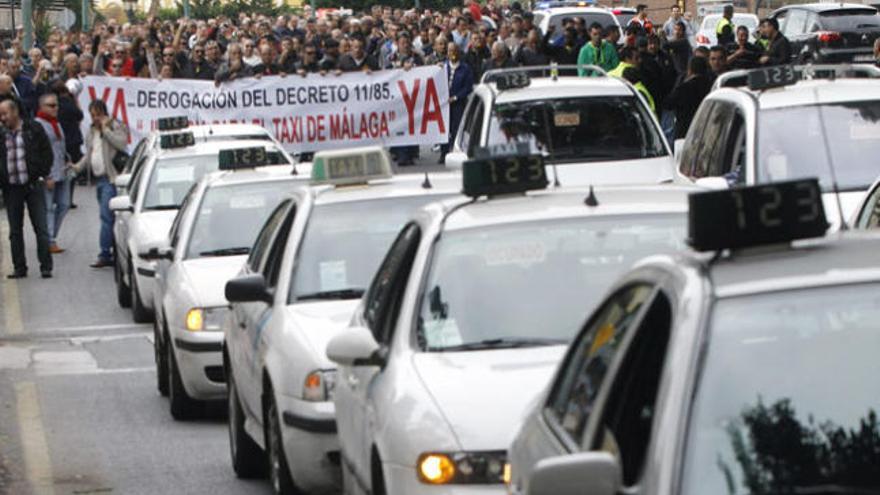 Un grupo de taxistas en coche abrieron la marcha, seguidos por un nutrido grupo a pie formado por 500 personas, según los organizadores.