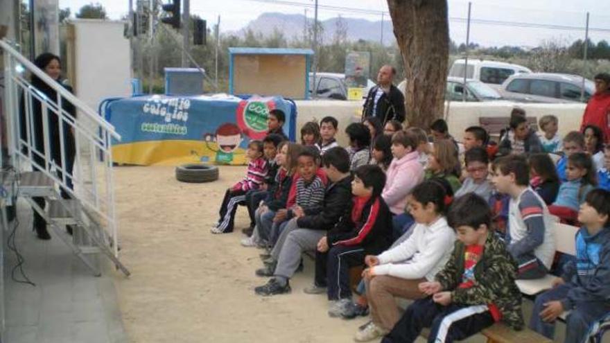 Escolares de las partidas en el colegio de la Cañada del Fenollar, en un taller al aire libre.