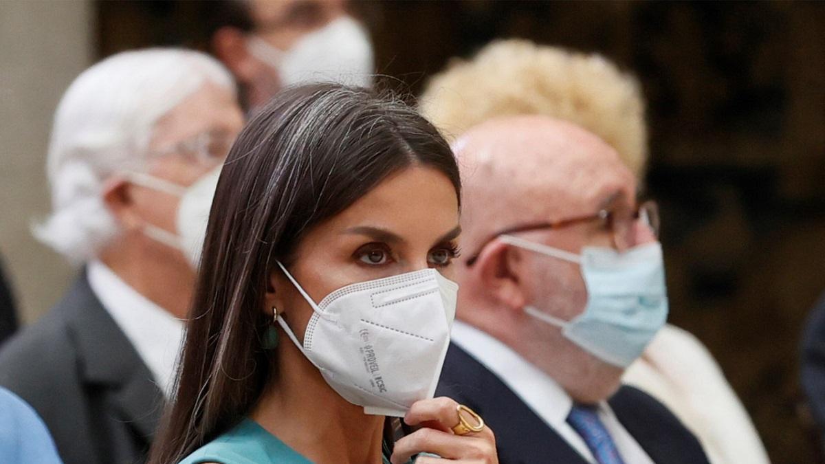 La reina Letizia inaugura el verano con su vestido aguamarina Woman