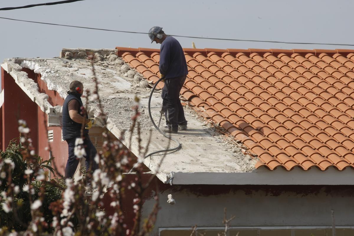 Derribo del tejado de una casa, dado que se llevó a cabo sin permiso de obras.