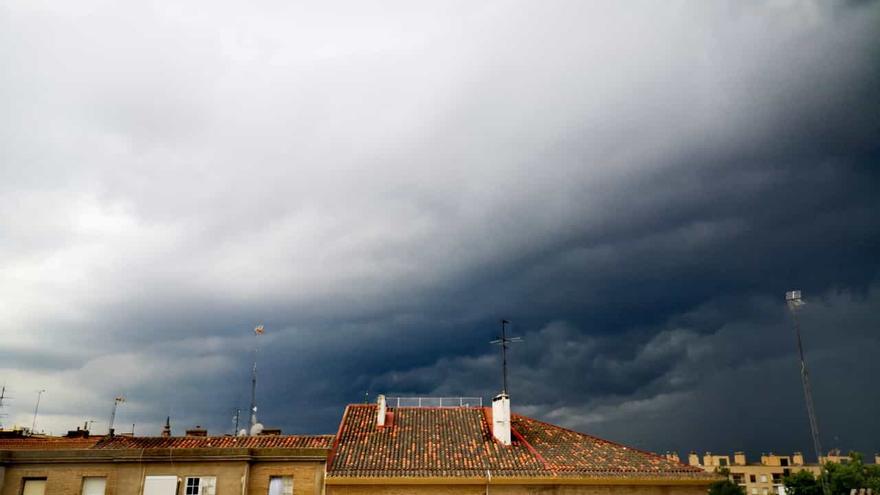 Cielo nuboso o cubierto con precipitaciones por la tarde en el Pirineo