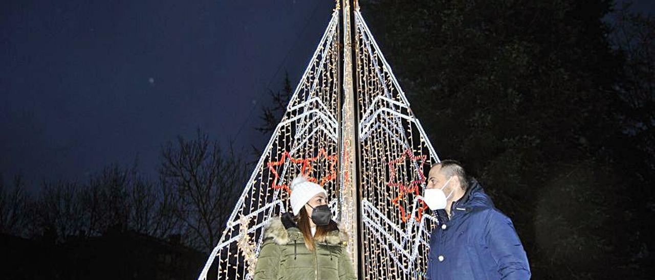 Sandra Rubio y Ángel García, ayer, en el encendido de Lugones. | A. I.