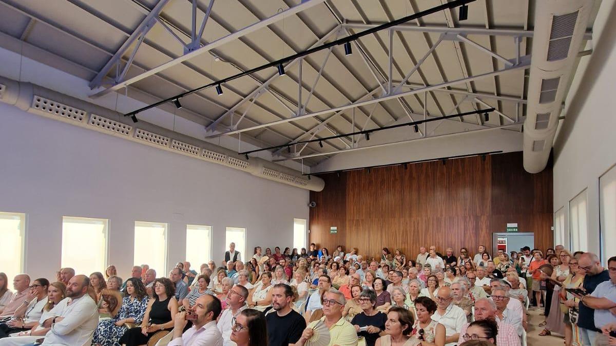 Sala actos abarrotada en la nueva biblioteca Aldaia.