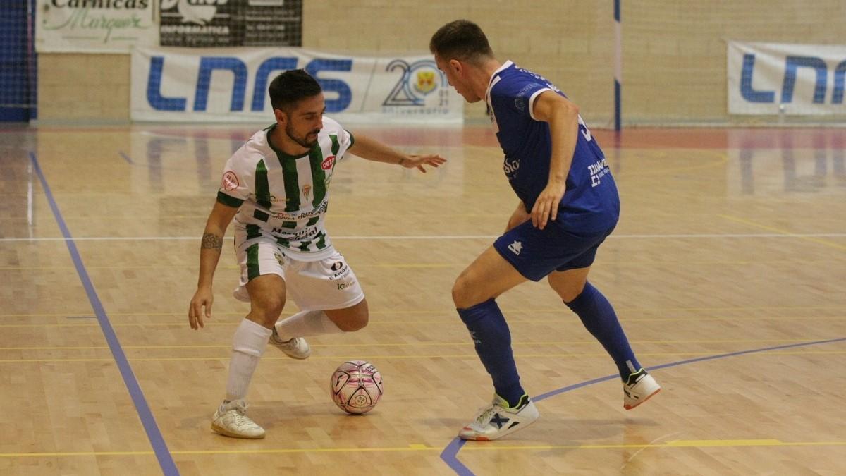 El gaditano Jesulito, en una acción del partido entre el Manzanares y el Córdoba Futsal.