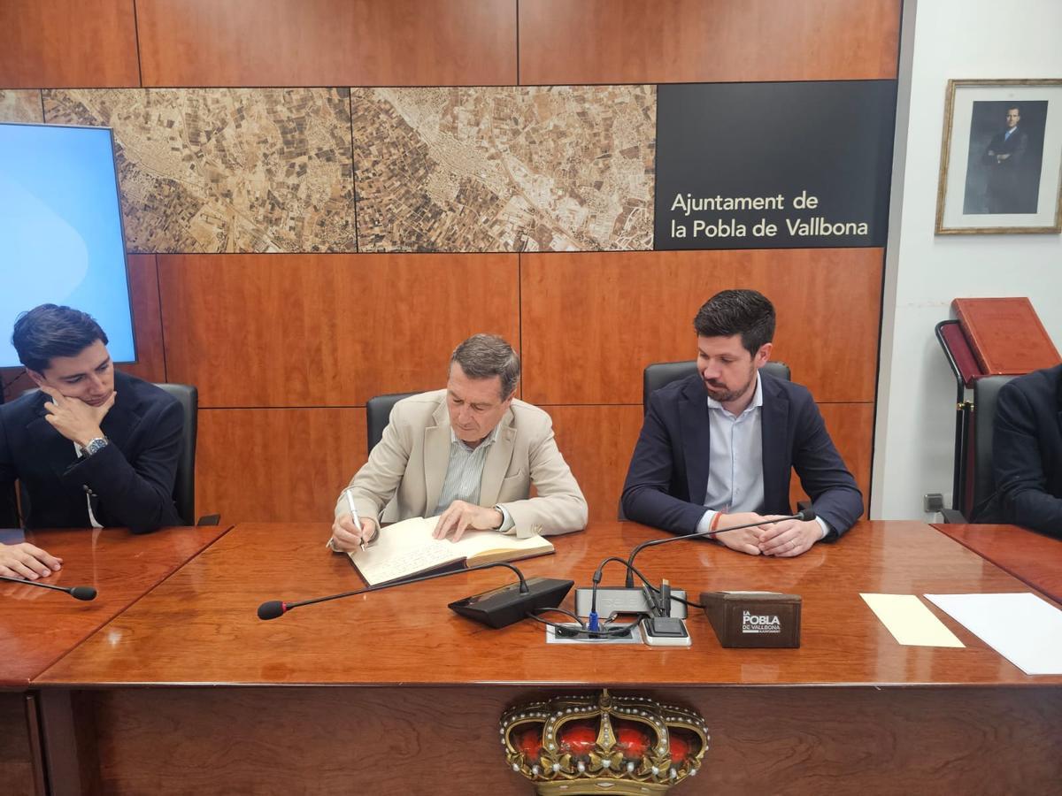 El conseller Marciano Gómez junto al alcalde de la Pobla de Vallbona, Abel Martí.