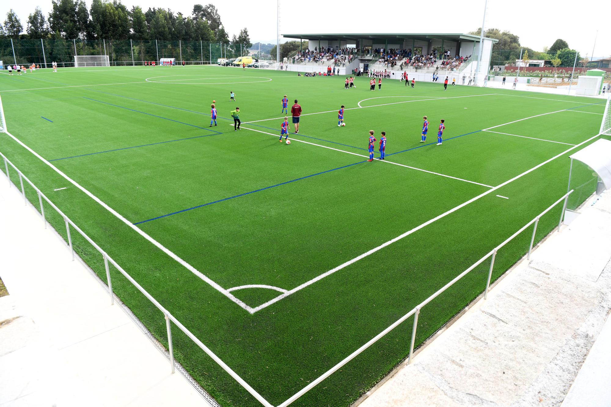 Inauguración del campo de fútbol del Marino de Mera en Oleiros